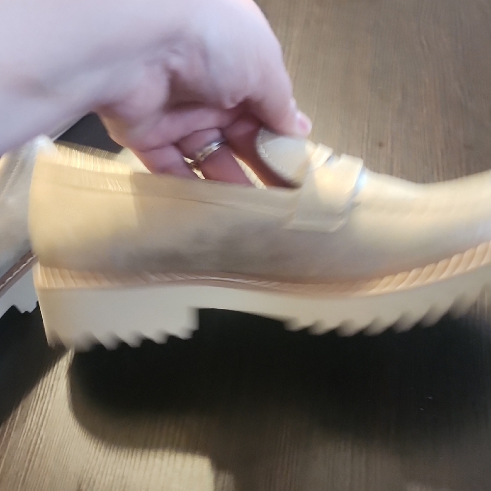Pierre Dumas Women’s Metallic Gold Flats with Lugsoles 10 - Picture 4 of 8